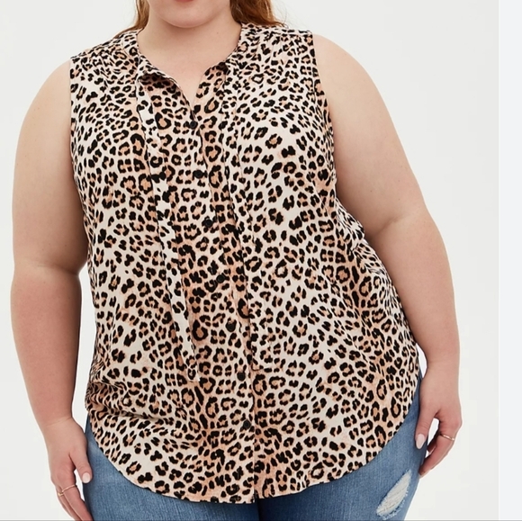 torrid Tops - Torrid size 1 Mobwife leopard print crepe tie front button sleeveless top